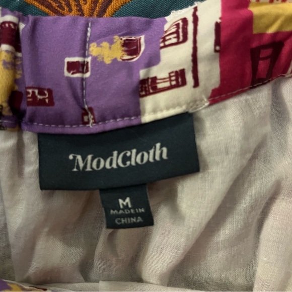 Colorful skirt with city street design. Fully lined. Has POCKETS and belt loops. - Picture 2 of 5